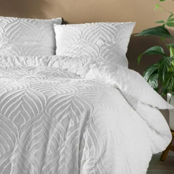 Housse de couette et deux taies microfibre tuftée (260 x 240 cm) Heltie Blanche